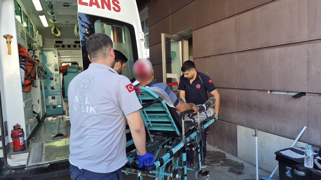 Üzerine buzdolabı devrilen kişi yaralandı