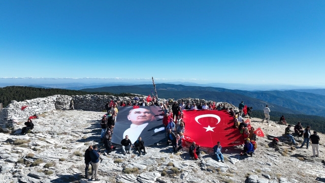 Kazdağları'nın zirvesinde bayrak yürüyüşü