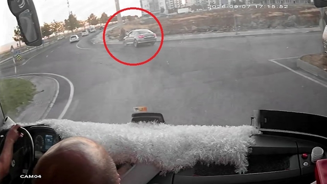 Kaldırımda yürürken otomobilin çarptığı anne ve 2 çocuğu yaralandı; kaza kamerada