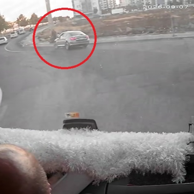 Kaldırımda yürürken otomobilin çarptığı anne ve 2 çocuğu yaralandı; kaza ka...