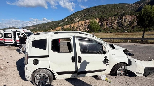 Tokat'ta hafif ticari araç takla attı: 2'si ağır 4 yaralı