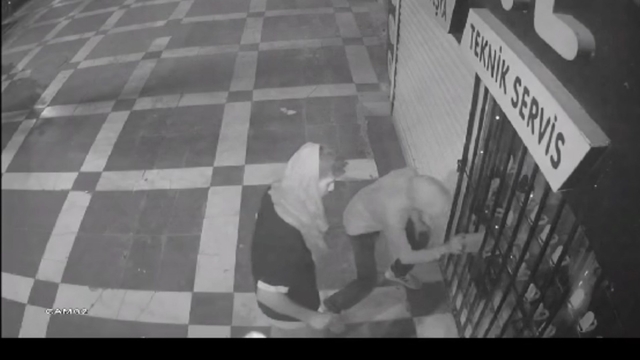 В Шанлыурфе двое злоумышленников разбили витрину камнем и похитили технику
