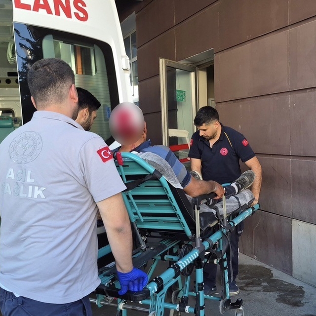 Üzerine buzdolabı devrilen kişi yaralandı