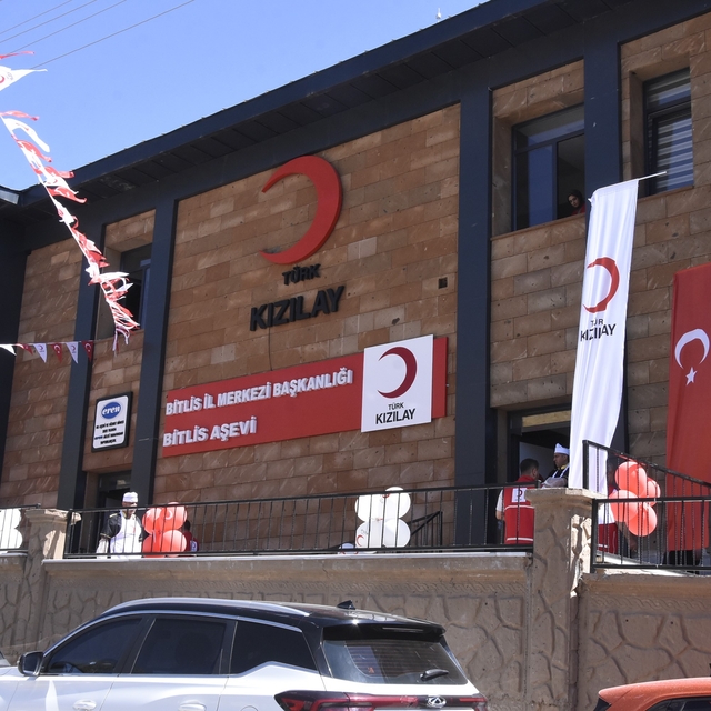 Bitlis'te Türk Kızılay Aşevi hizmete açıldı
Her gün 1100 kişiye sıcak yemek...