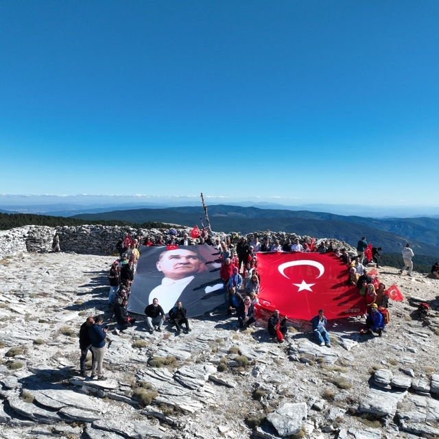 Kazdağları'nın zirvesinde bayrak yürüyüşü