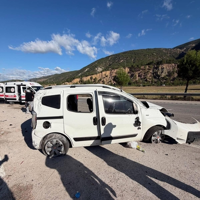 Tokat'ta hafif ticari araç takla attı: 2'si ağır 4 yaralı