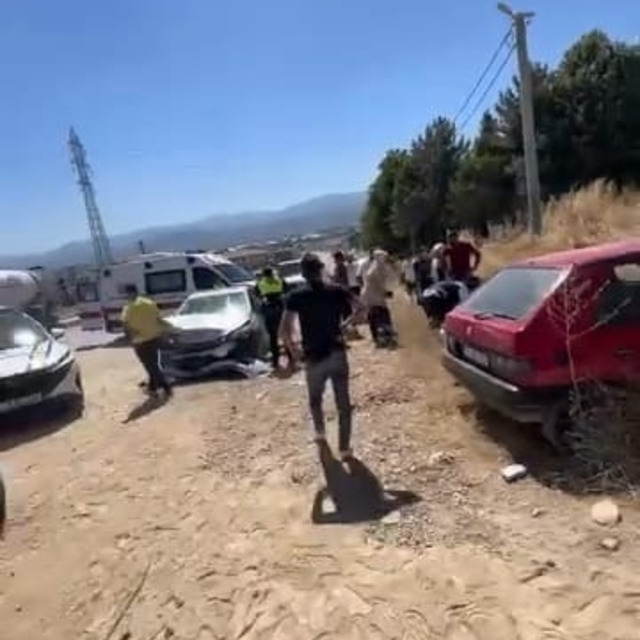 Otomobiller çarpıştı; 2'si çocuk, 6 yaralı