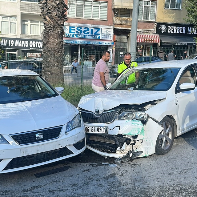 Kontrolden çıkan otomobil karşı şeritte başka bir araçla çarpıştı: 2 yaralı