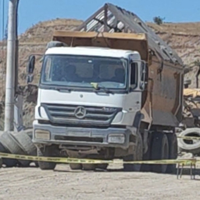Turgutlu'da kum ocağında kamyonun altında kalan bir kişi haytını kaybetti
