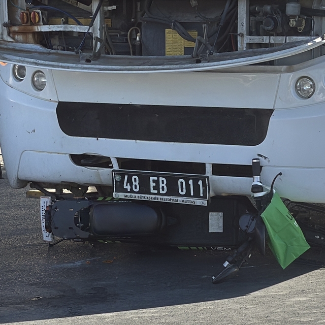 Muğla'da elektrikli bisiklet otobüsün altında kaldı: 1 yaralı