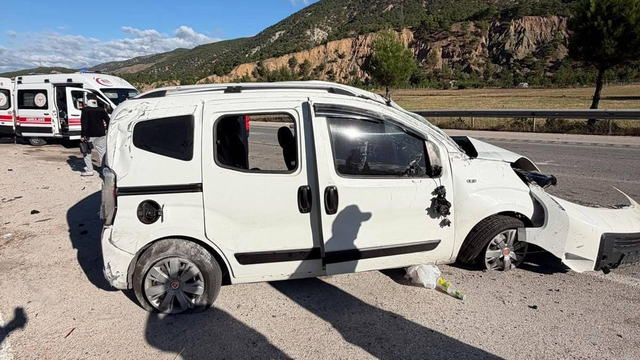Refüje çarpan hafif ticari araç, takla attı; 4 yaralı
