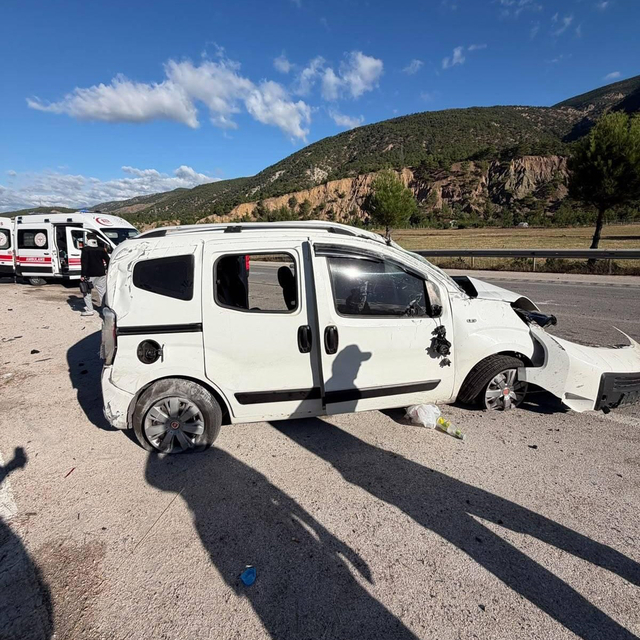 Refüje çarpan hafif ticari araç, takla attı; 4 yaralı
