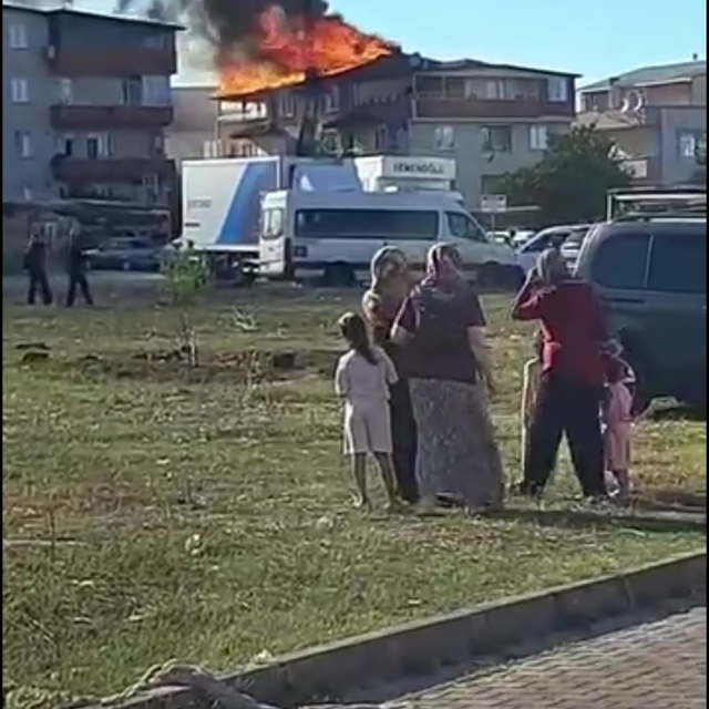 Kocaeli'de çatı alevlere teslim oldu