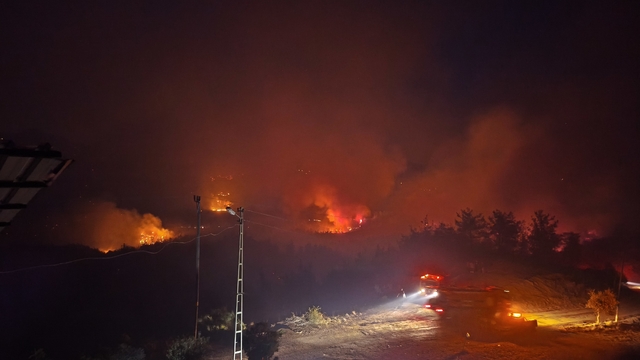 Kozan'da 2 ayrı noktada orman yangını; yerleşim yerleri tedbir amaçlı boşaltıldı (5)