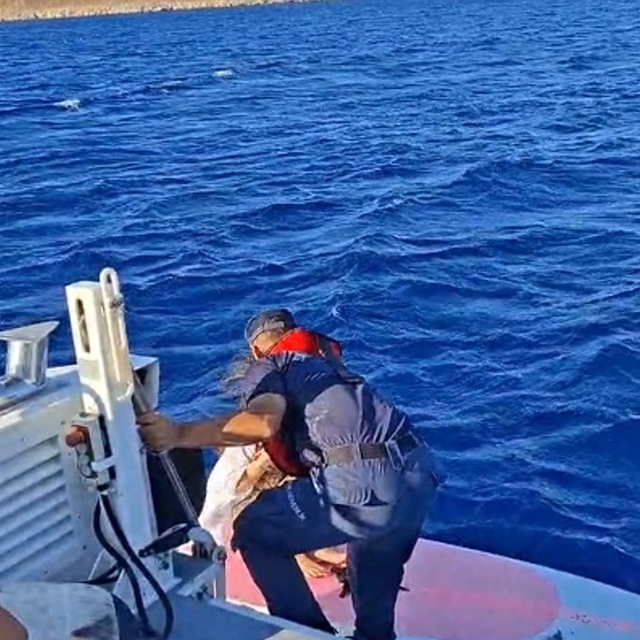 Denizde sürüklenen 2 kişi kurtarıldı