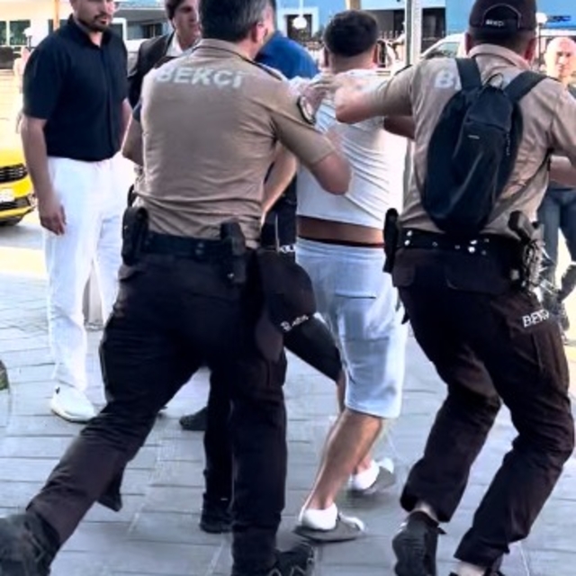 İnşaatta başlayan kavga polis merkezi önünde devam etti