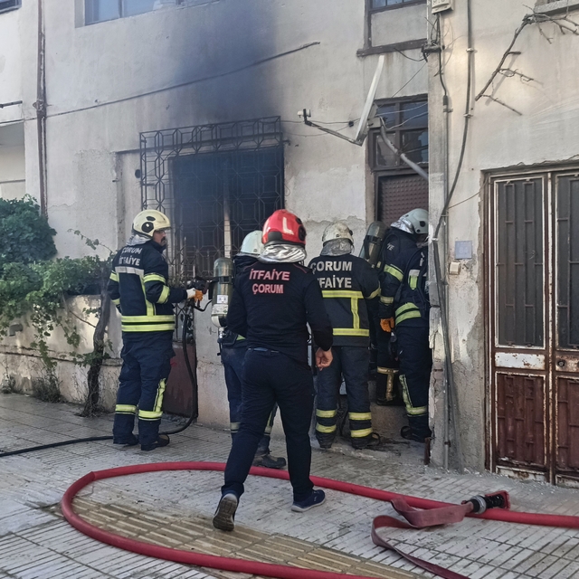 Çorum'da apartman dairesinde çıkan yangın korkuttu