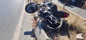 Refüje çarpan motosikletli genç hayatını kaybetti