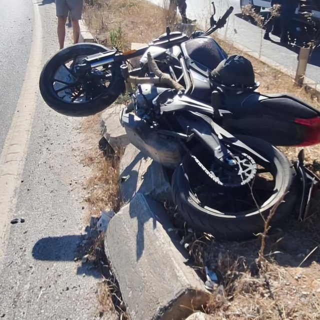 Refüje çarpan motosikletli genç hayatını kaybetti
