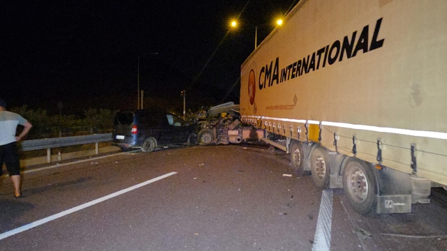 Bursa'da tır ile otomobil çarpıştı: 1 ölü, 7 yaralı