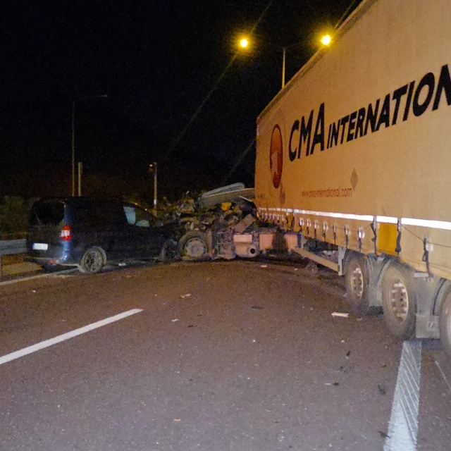 Bursa'da tır ile otomobil çarpıştı: 1 ölü, 7 yaralı