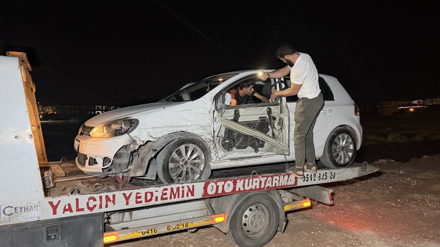Kaza sonrası aracı bırakıp kaçtılar
Panelvan ile otomobil çarpıştı: 1 yaralı