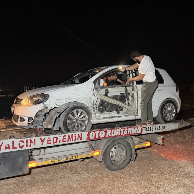 Kaza sonrası aracı bırakıp kaçtılar
Panelvan ile otomobil çarpıştı: 1 yaral...