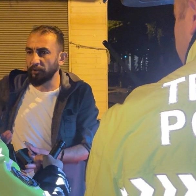 Alkollü yakalanan sürücü, ekiplere 'abartmayın' diyerek çıkıştı
Kayseri'de...