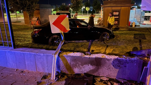 Kayseri'de bir garip kaza: Kaldırımdan seken otomobil 1 metrelik duvarı aştı