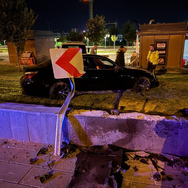 Kayseri'de bir garip kaza: Kaldırımdan seken otomobil 1 metrelik duvarı aşt...