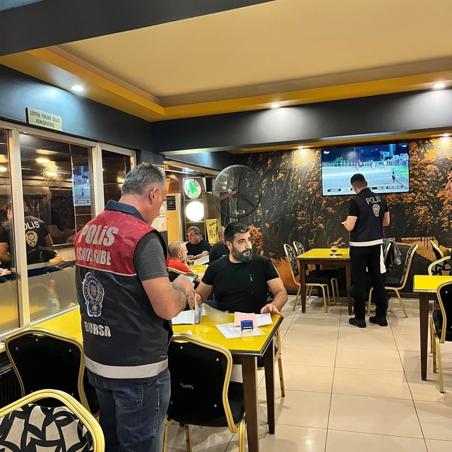 İnegöl'de polis kuş uçurtmadı, bin 412 kişi sorgulandı