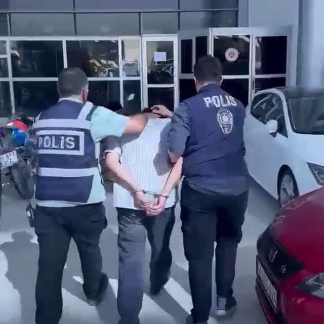 Alkolün etkisindeyken 4 kişiyi palayla yaralayarak ortalığı kan gölüne çevi...