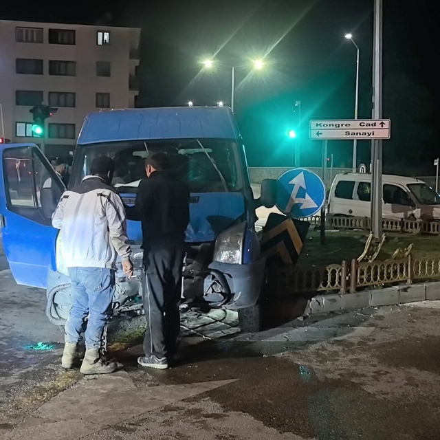 Erzurum'da kavşakta  trafik kazası: 3 yaralı