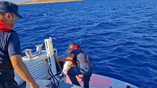 Datça'da denizde sürüklenin iki kişi kurtarıldı