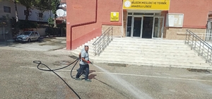 Okul bahçeleri ve oyun sahaları yıkanarak temizlendi