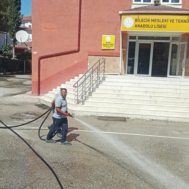 Okul bahçeleri ve oyun sahaları yıkanarak temizlendi