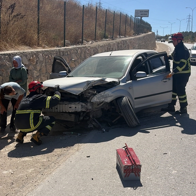 Bilecik'te seyir halinde kontrolden çıkan otomobil istinat duvarına çarptı