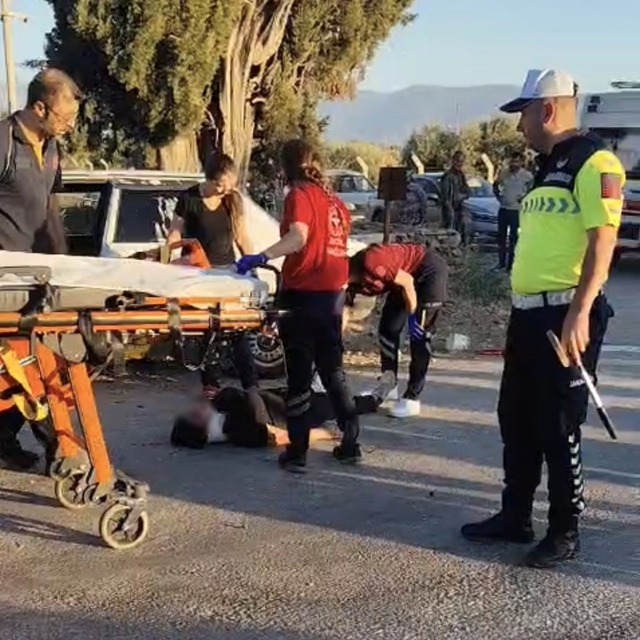 Bayındır'da otomobil ile motosiklet çarpıştı: 2 yaralı