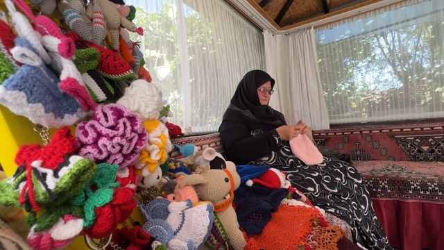60 yıllık örgü tutkusuyla hem ağaçları süslüyor hem sokak hayvanlarına destek oluyor
Ağaçları örgülerle giydiriyor, el emeğiyle sokak hayvanlarını besliyor