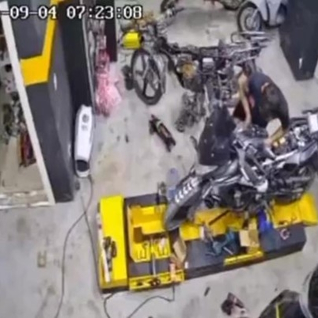 Çırağının çalışkanlığını karşılıksız bırakmadı, taksitle aldığı motosikleti...