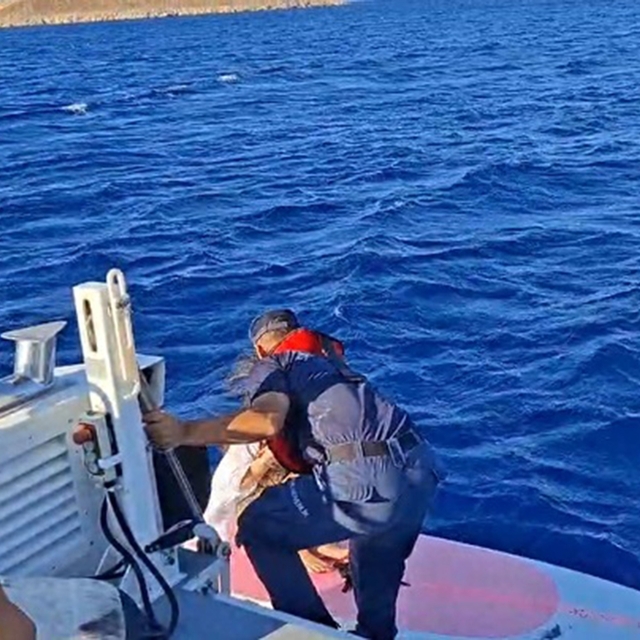 Datça'da denizde sürüklenin iki kişi kurtarıldı