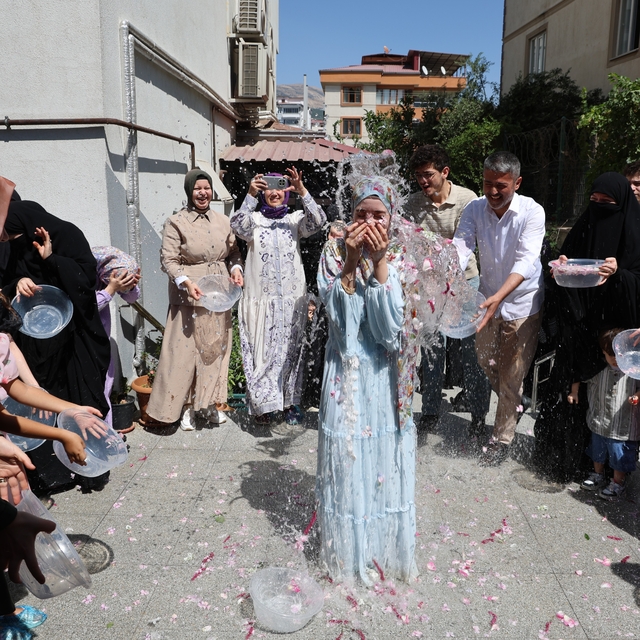 Hafızlığını tamamlayan Fatma Zehra'dan doktor babaya duygulandıran sürpriz