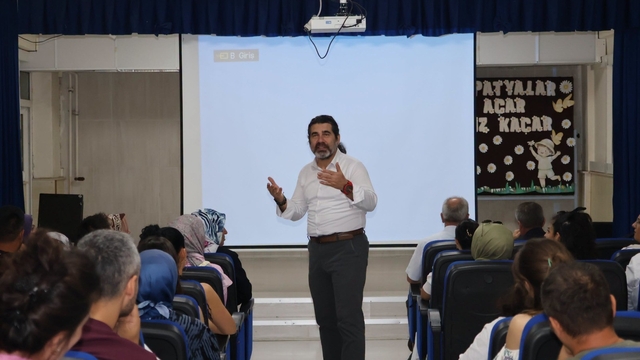 Bilecik'te Velilere Türkiye Yüzyılı Maarif Modeli eğitimi verildi