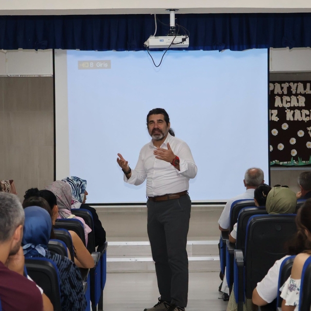 Bilecik'te Velilere Türkiye Yüzyılı Maarif Modeli eğitimi verildi