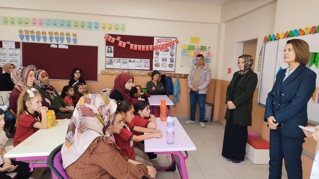 Altıntaş'ta Uyum Haftası heyecanı: Minik öğrenciler okula ilk adımı attı