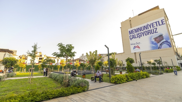 Mersin'de Kırmızı Lacivert Kent Meydanı çarşıya nefes aldırdı