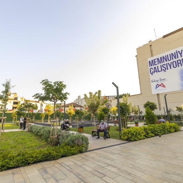 Mersin'de Kırmızı Lacivert Kent Meydanı çarşıya nefes aldırdı