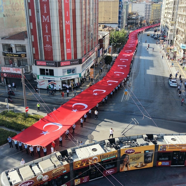 İzmir'de 9 Eylül kutlamaları 'Zafer Yürüyüşü' ile başladı