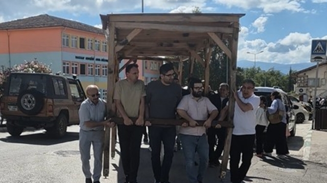 Öğretmenler kamelyayı, yıkılacak okulun bahçesinden yeni okulun bahçesine elleriyle taşıdı