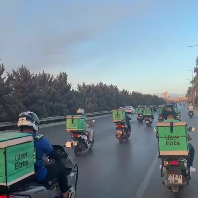 Antalya'da Motokuryeler yangın bölgesine yardım taşımak için seferber oldu